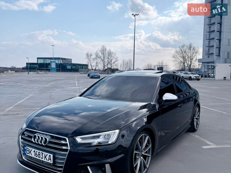 Седан Audi S4 2018 в Киеве