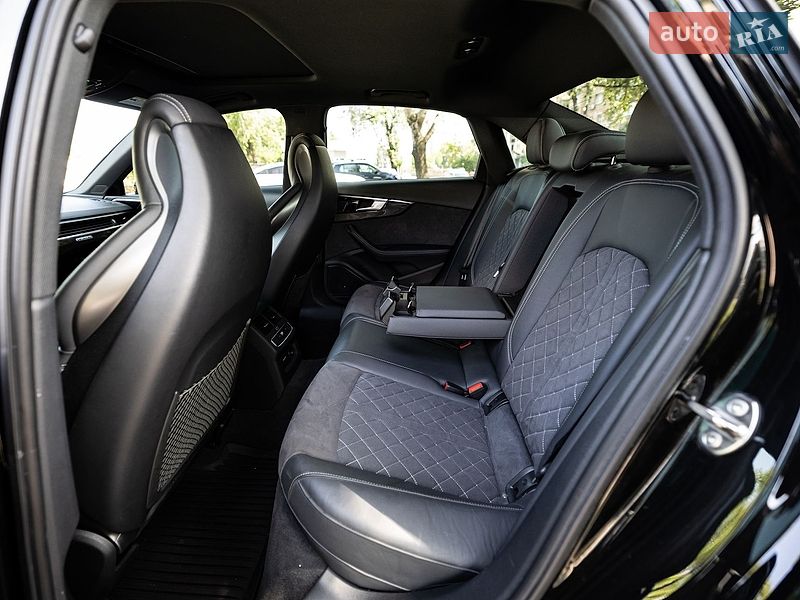 Седан Audi S4 2022 в Киеве