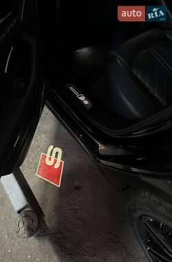 Седан Audi S8 2012 в 