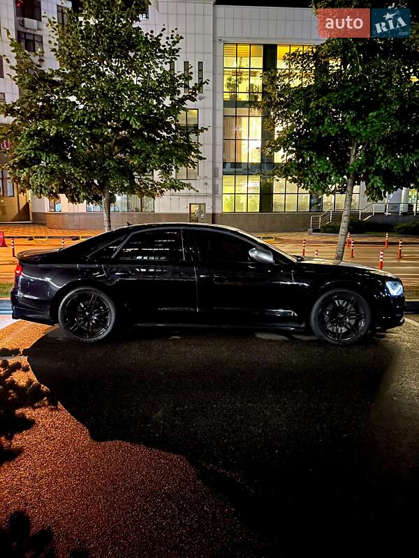 Седан Audi S8 2012 в Києві