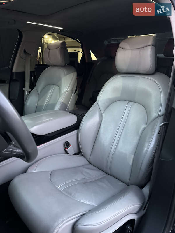 Седан Audi S8 2012 в Кривом Роге