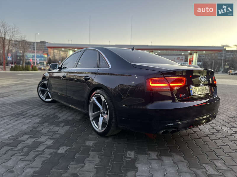 Седан Audi S8 2012 в Кривом Роге