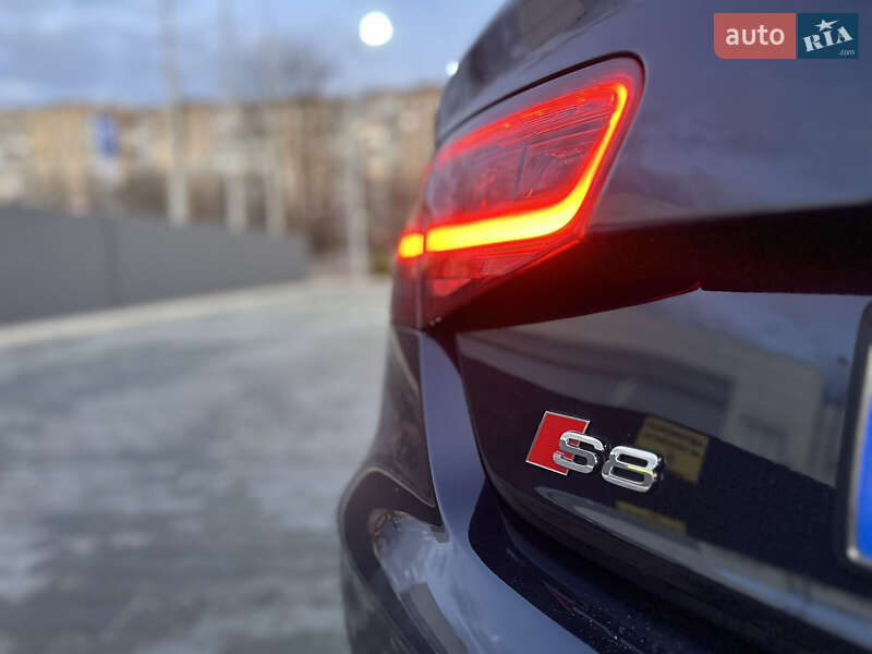 Седан Audi S8 2012 в Кривом Роге
