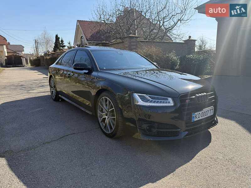 Седан Audi S8 2017 в Ужгороде