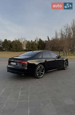 Седан Audi S8 2012 в Кременчуці