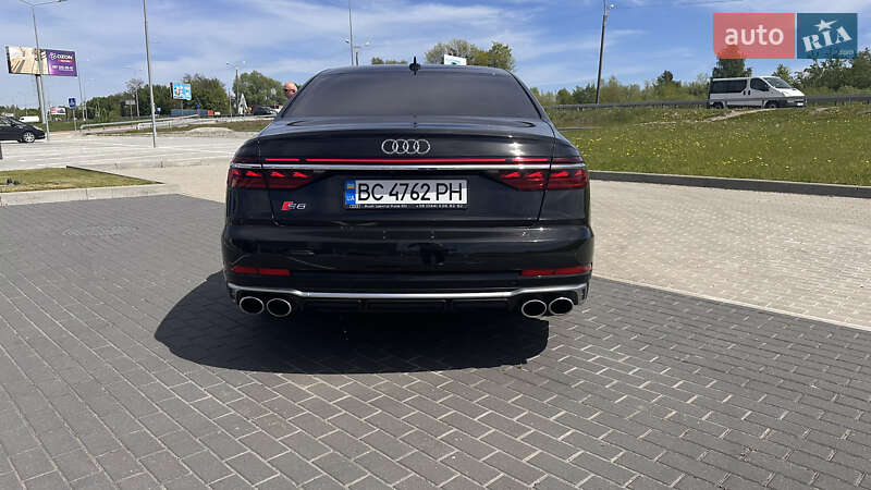 Седан Audi S8 2022 в Львове