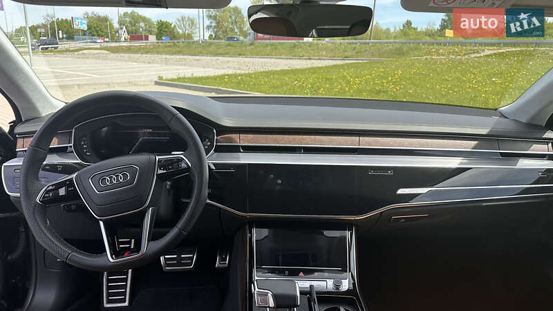 Седан Audi S8 2022 в Львове
