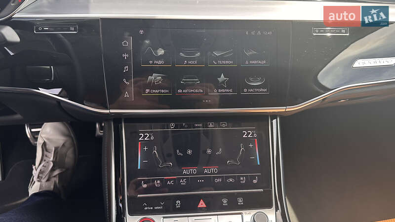 Седан Audi S8 2022 в Львове
