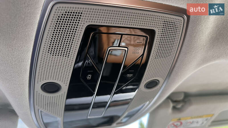 Седан Audi S8 2022 в Львове