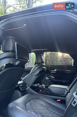 Седан Audi S8 2017 в 