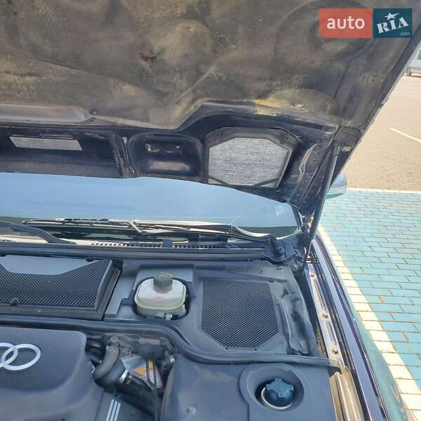 Седан Audi S8 1999 в Калуші