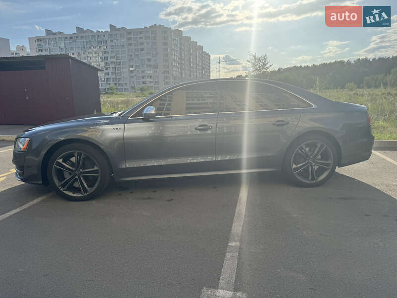 Седан Audi S8 2012 в Чернигове