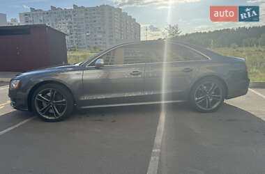 Седан Audi S8 2012 в 