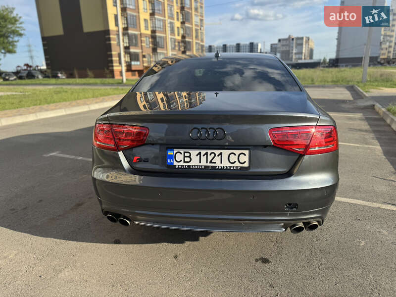Седан Audi S8 2012 в Чернигове