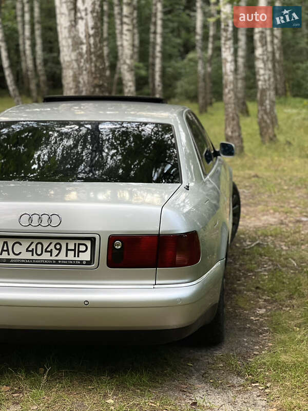Седан Audi S8 1998 в Володимирі