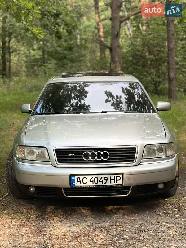 Седан Audi S8 1998 в Володимирі