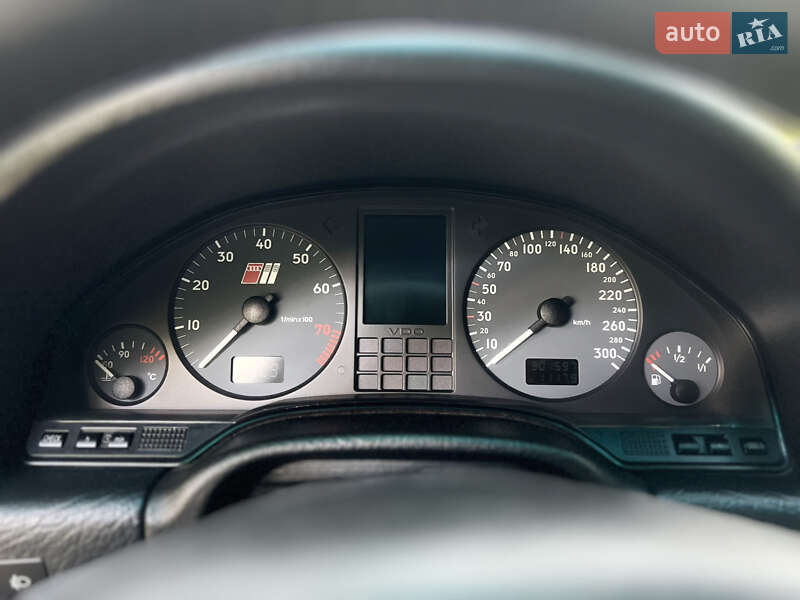Седан Audi S8 1998 в Володимирі