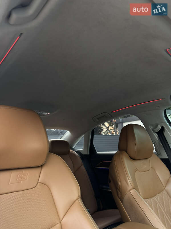 Седан Audi S8 2022 в Виннице