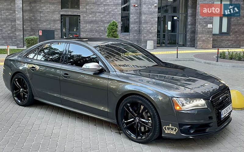 Седан Audi S8 2012 в 