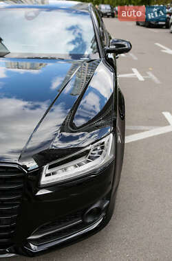 Седан Audi S8 2017 в 