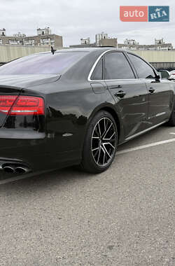 Седан Audi S8 2013 в 