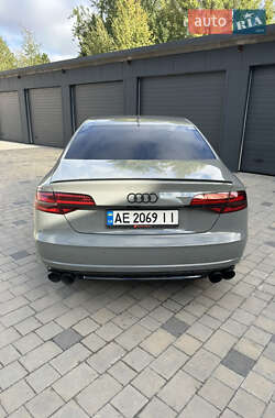 Седан Audi S8 2017 в 