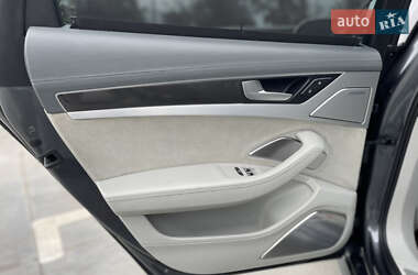 Седан Audi S8 2012 в 