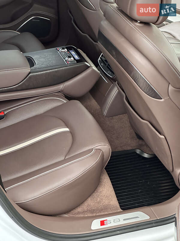 Седан Audi S8 2014 в Вінниці