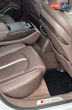 Седан Audi S8 2014 в 
