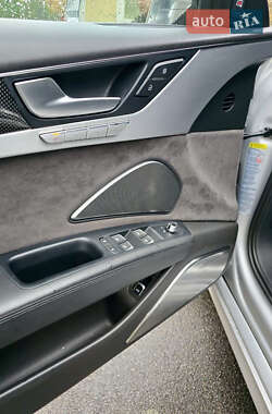 Седан Audi S8 2014 в 