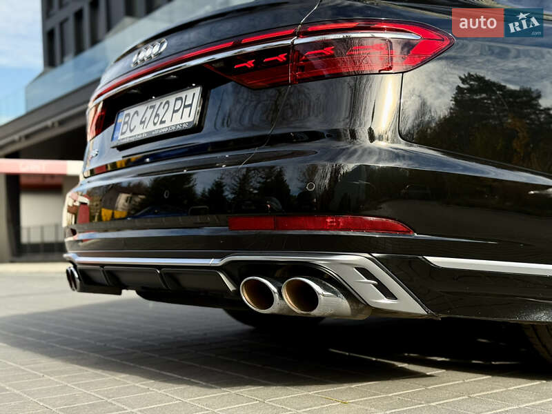 Седан Audi S8 2022 в Львове