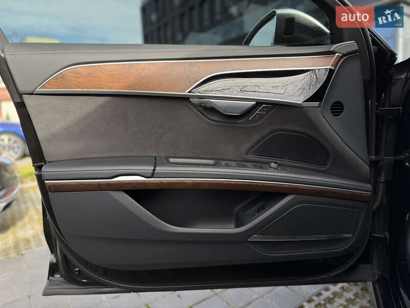 Седан Audi S8 2022 в Львове