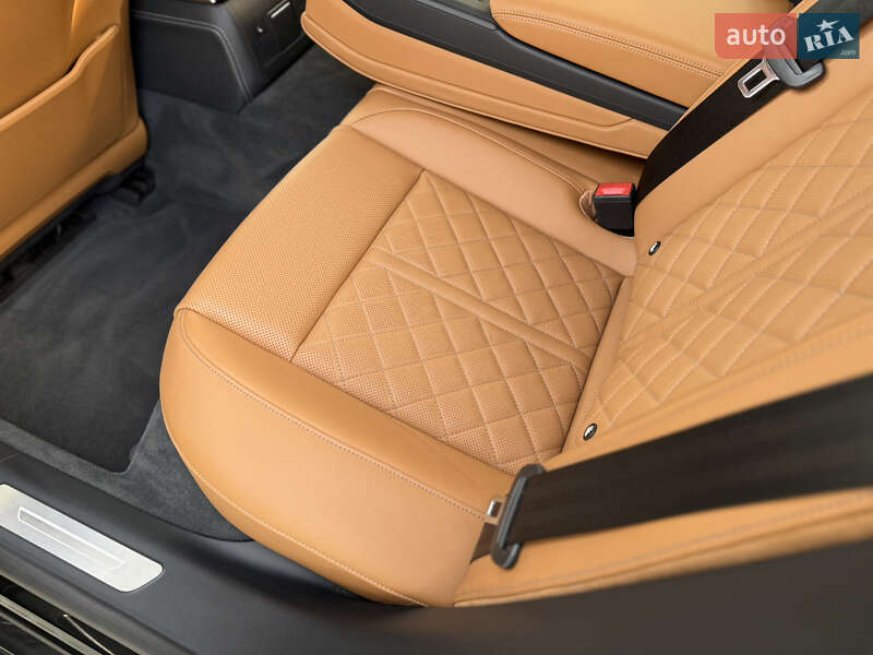 Седан Audi S8 2022 в Львове