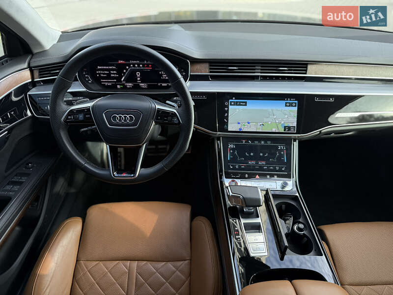 Седан Audi S8 2022 в Львове