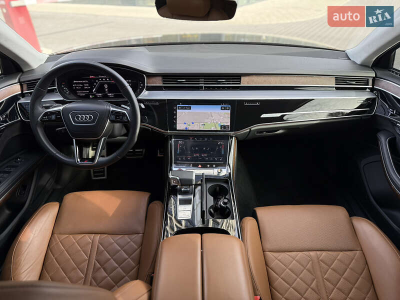 Седан Audi S8 2022 в Львове