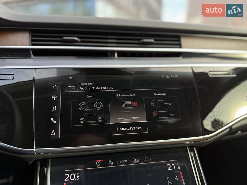 Седан Audi S8 2022 в Львове