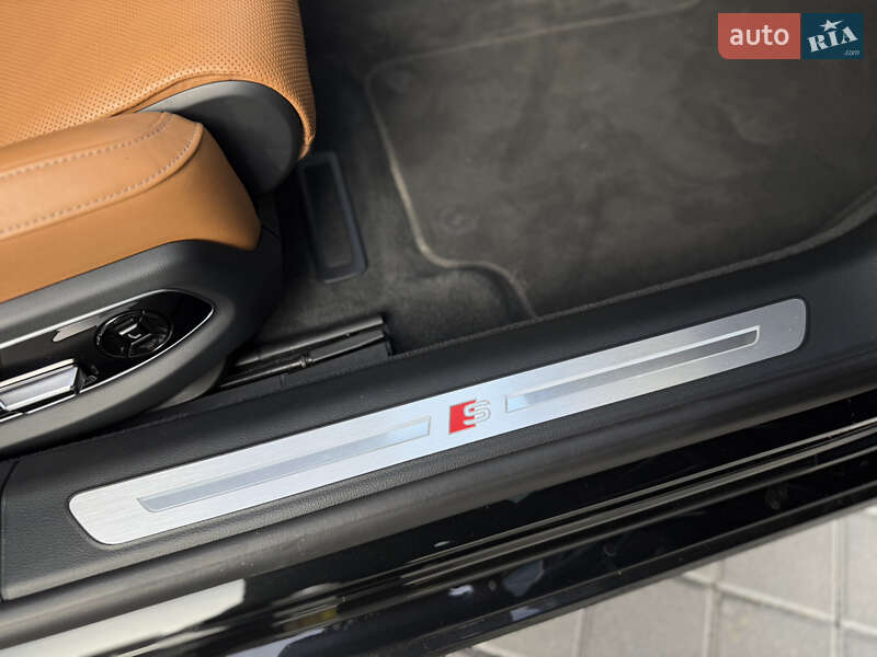 Седан Audi S8 2022 в Львове