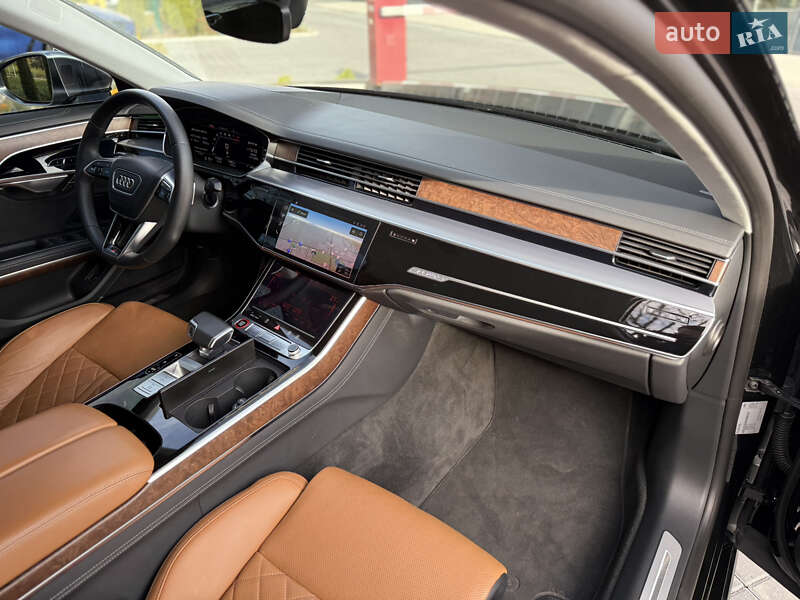 Седан Audi S8 2022 в Львове