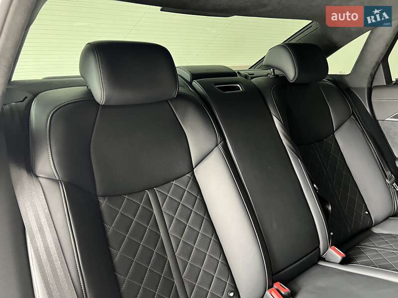 Седан Audi S8 2022 в Києві