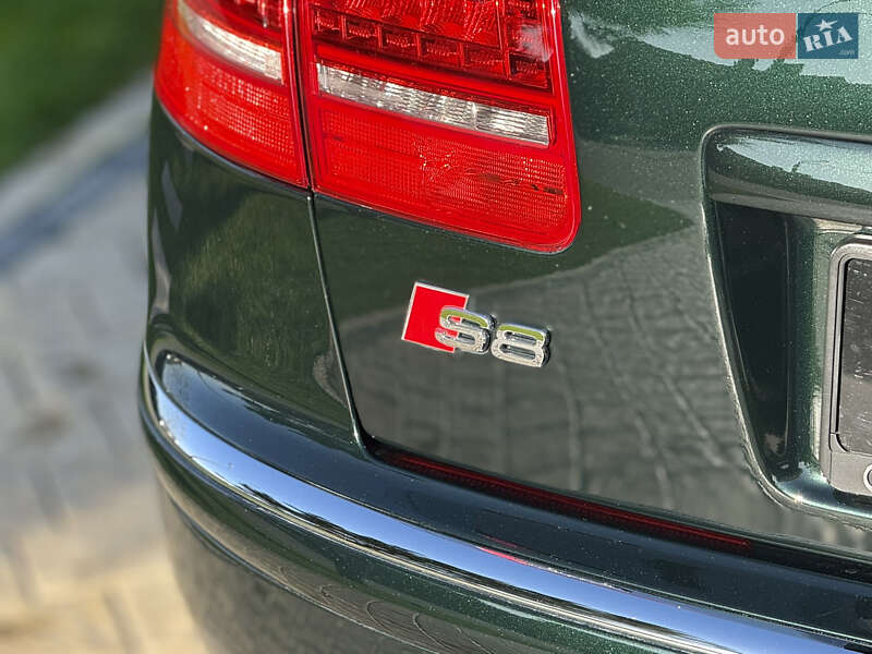 Седан Audi S8 2010 в Одесі