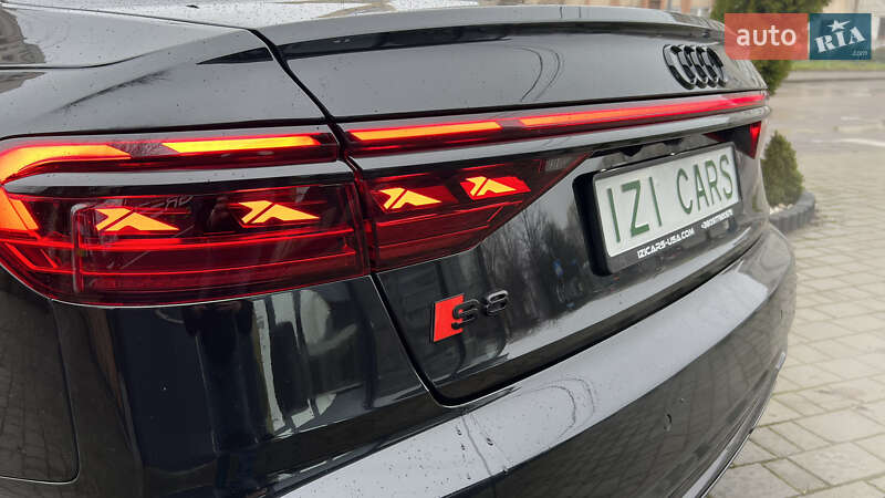 Седан Audi S8 2023 в Львові