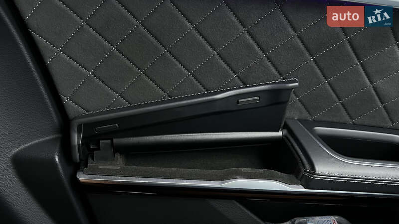 Седан Audi S8 2023 в Львові