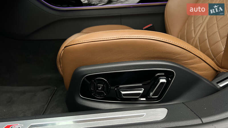 Седан Audi S8 2023 в Львові