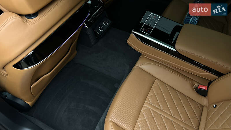 Седан Audi S8 2023 в Львові