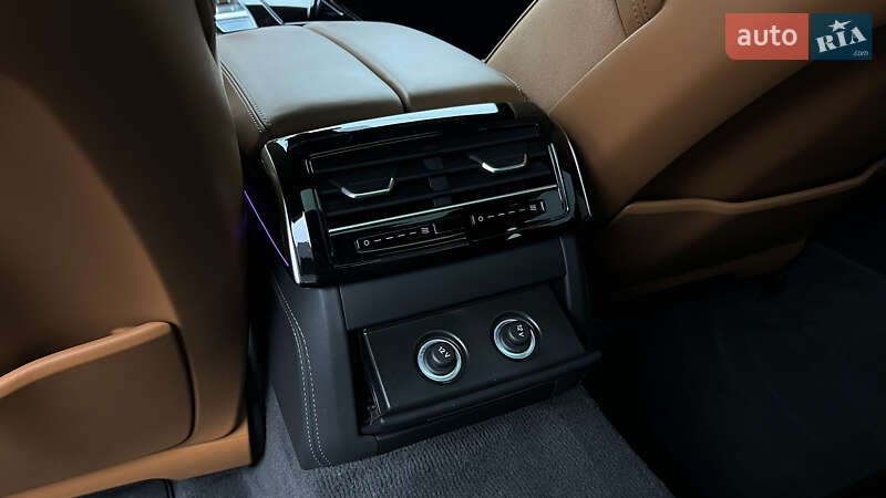 Седан Audi S8 2023 в Львові