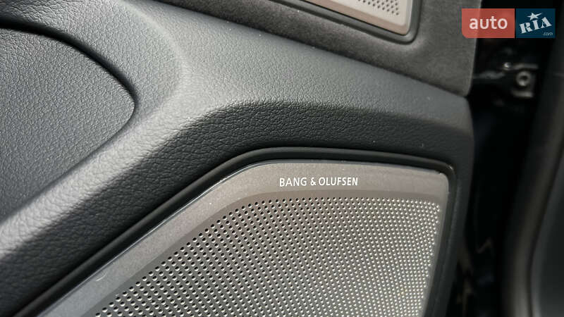 Седан Audi S8 2023 в Львові