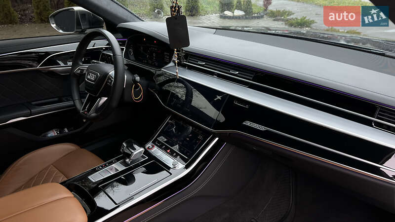 Седан Audi S8 2023 в Львові