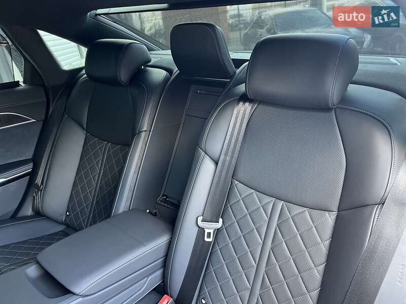 Седан Audi S8 2022 в Киеве