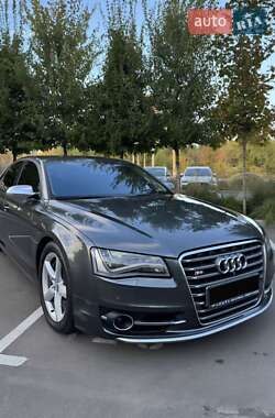Седан Audi S8 2013 в Зборові