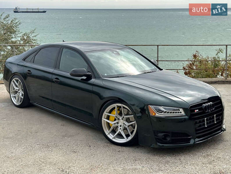 Седан Audi S8 2014 в Ужгороді